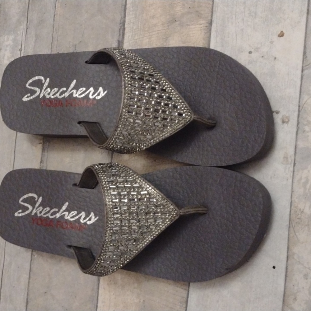 Women's gray sketchers yoga foam sandals with bling size 6